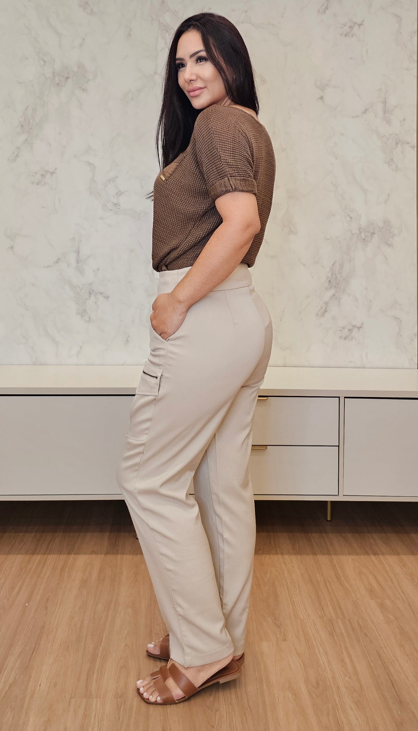 Calça Feminina Cargo em Alfaiataria com Bolsos e Zíper – Modelo Amanda