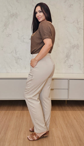 Calça Feminina Cargo em Alfaiataria com Bolsos e Zíper – Modelo Amanda