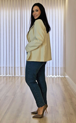Blazer Feminino bege em Alfaiataria Luxo – Inteiramente Forrado com Ombreiras, bolsos e botão