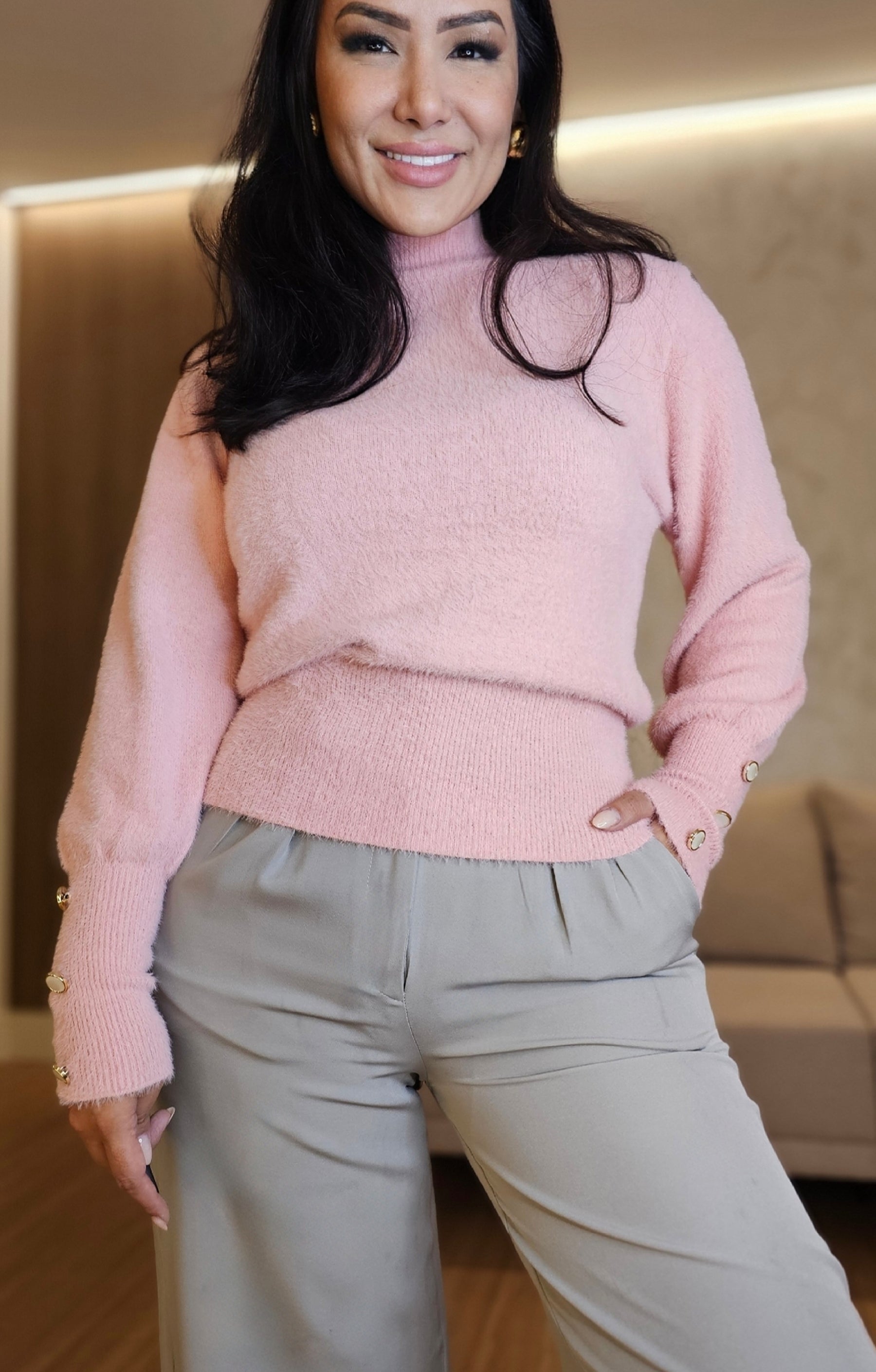 Blusa Feminina de Tricô Fofinho Rosa com Botões Elegantes no Punho – Conforto e Sofisticação