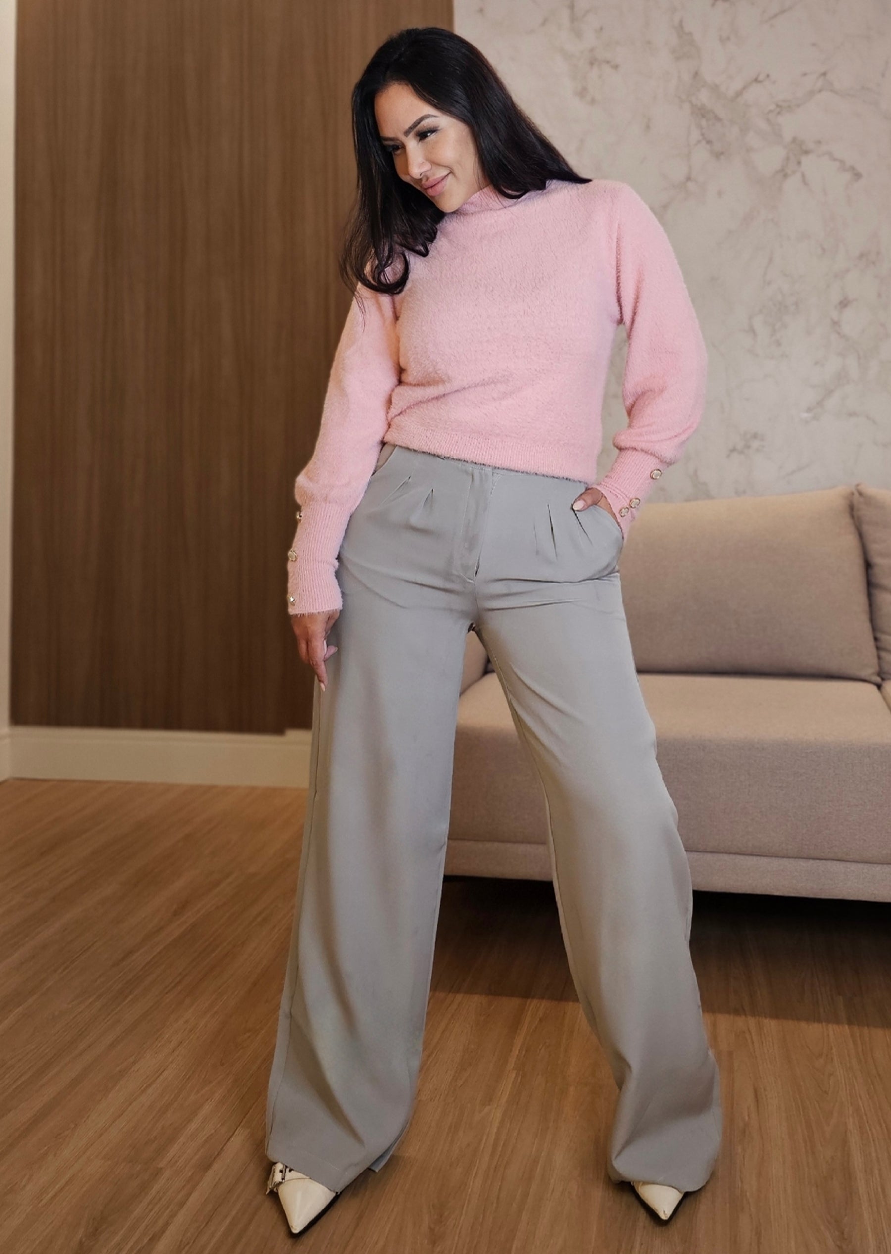 Blusa Feminina de Tricô Fofinho Rosa com Botões Elegantes no Punho – Conforto e Sofisticação