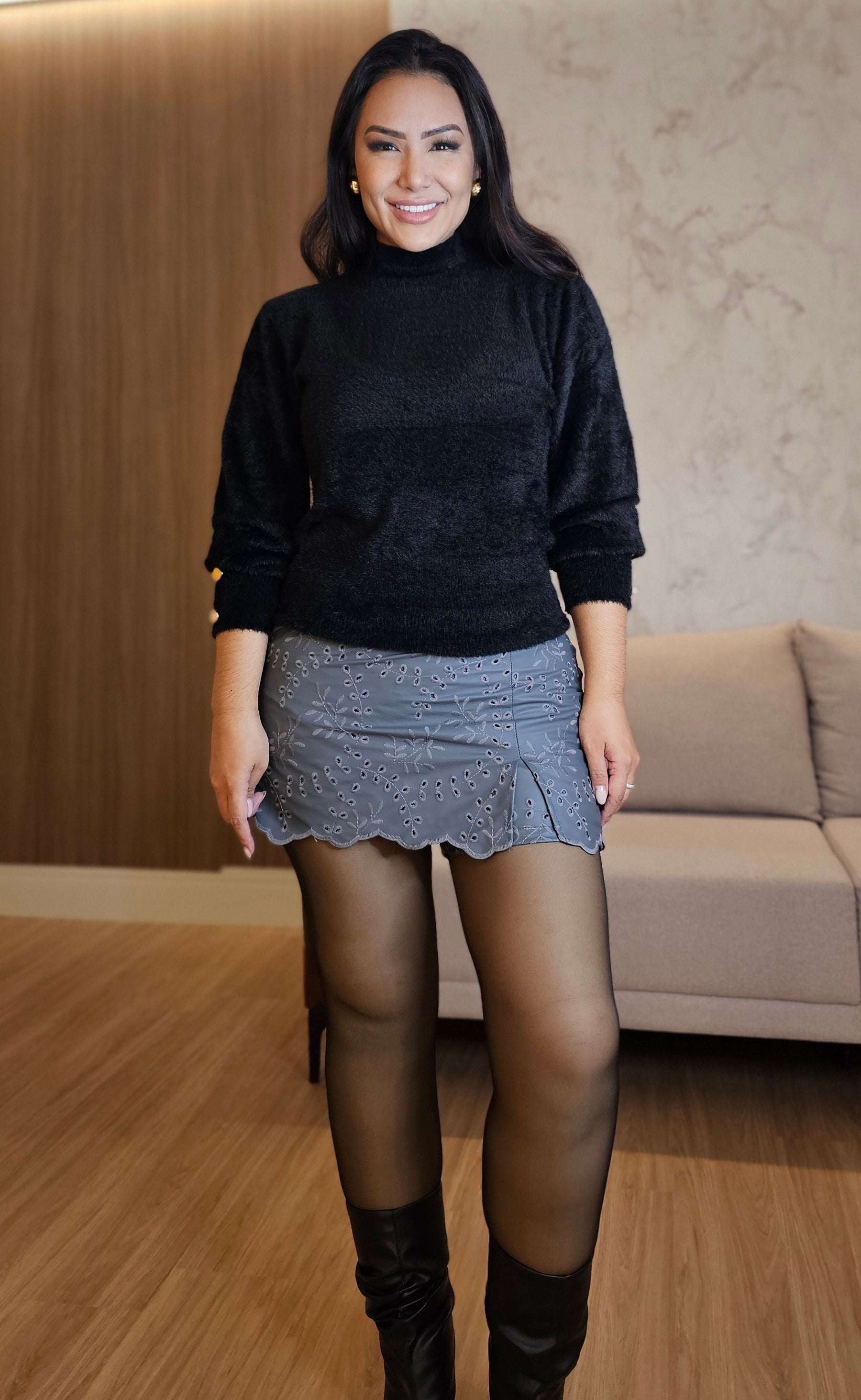 Short Saia Feminino em Couro Sintético Bordado – Elegância e Modernidade no Look