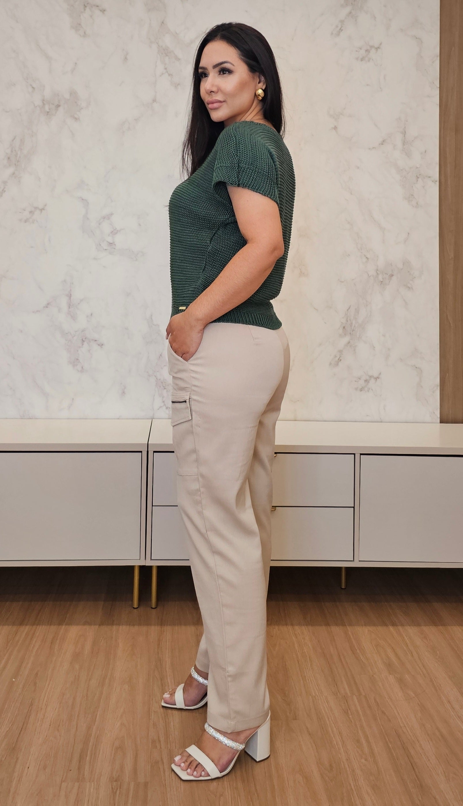 Calça Feminina Cargo em Alfaiataria com Bolsos e Zíper – Modelo Amanda
