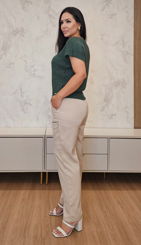 Calça Feminina Cargo em Alfaiataria com Bolsos e Zíper – Modelo Amanda