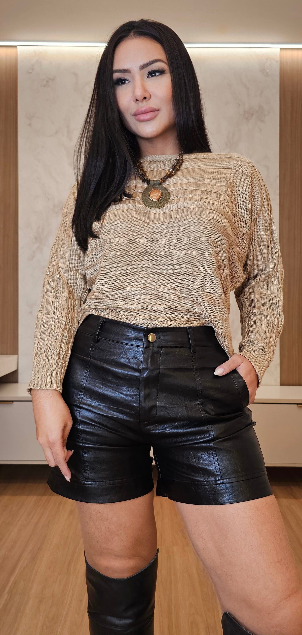 Short Feminino em PU Preto com Bolsos – Cintura Alta, Forrado, Sofisticado e Atemporal