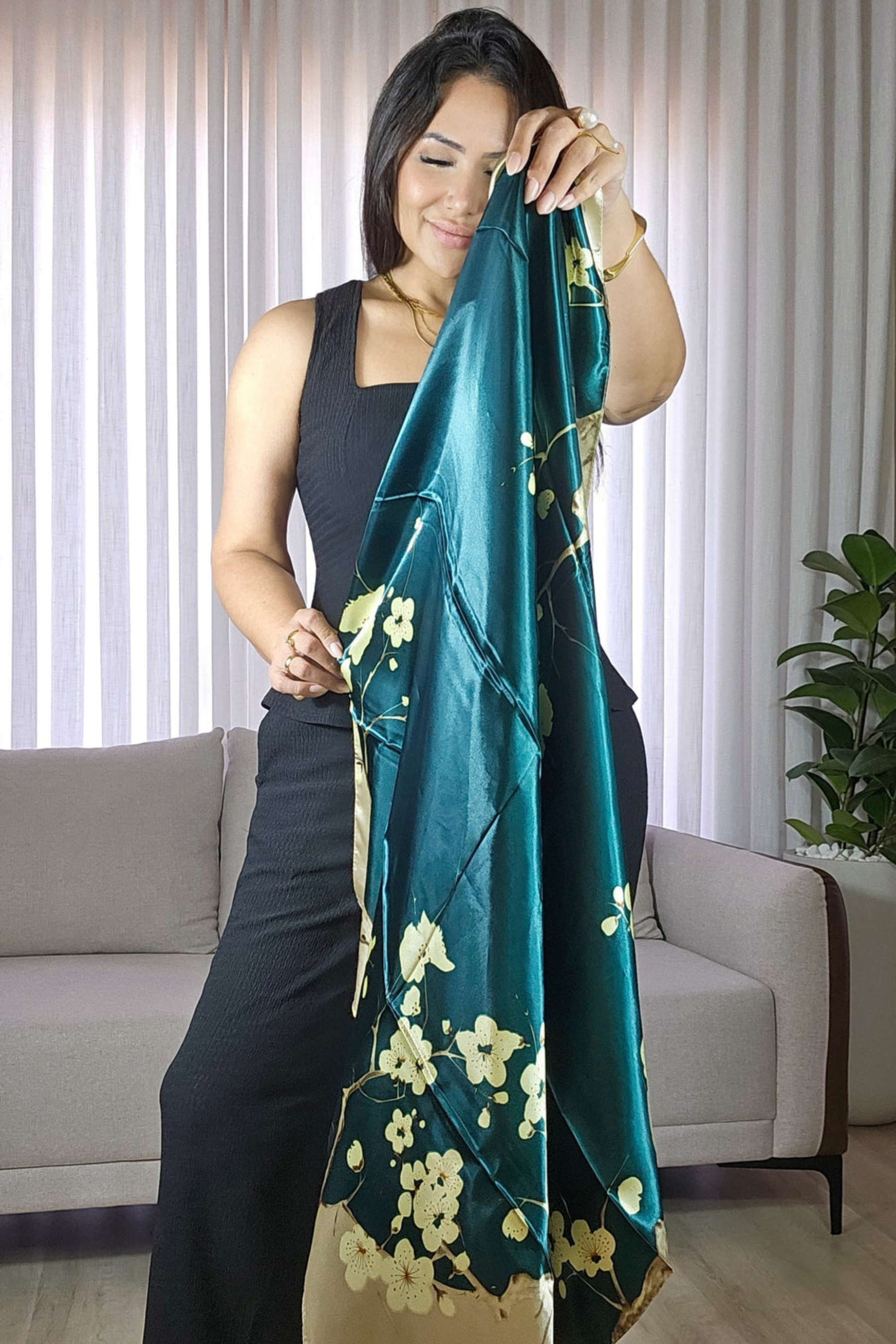 Lenço Verde acetinado com Estampa Floral