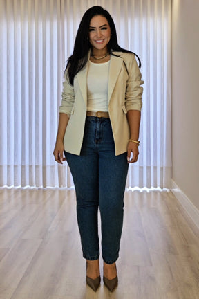 Blazer Feminino bege em Alfaiataria Luxo – Inteiramente Forrado com Ombreiras, bolsos e botão