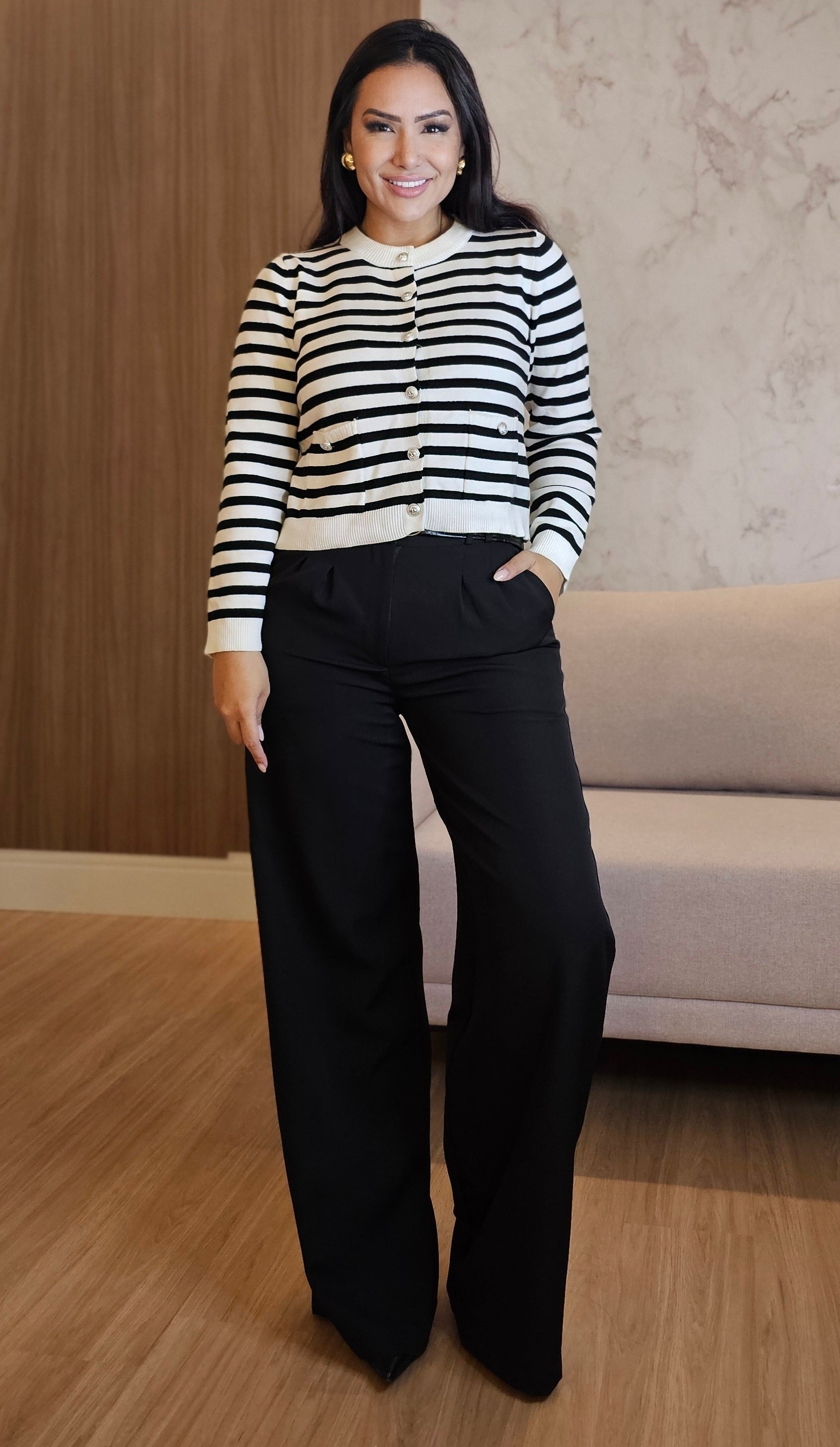 Calça Pantalona feminina preta em Alfaiataria com cintura alta, passantes e bolsos