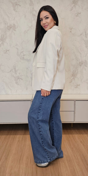 Calça jeans feminina wide leg de cintura alta e lavagem atemporal