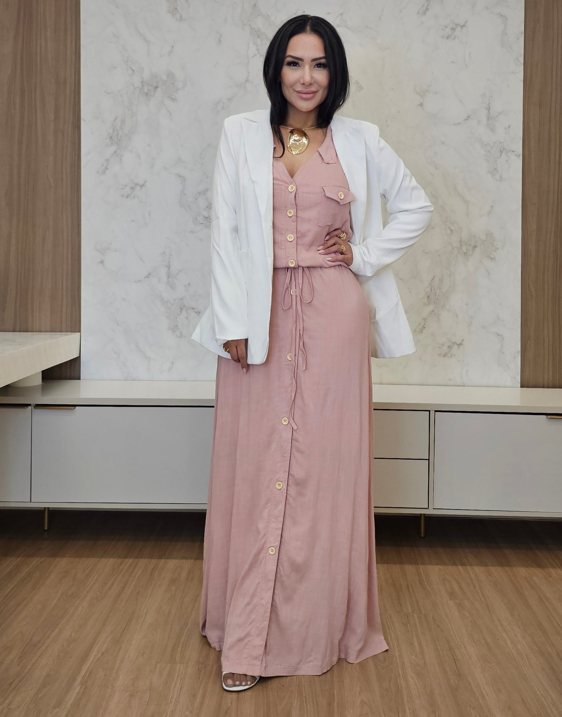 Vestido rosé longo com botões frontais e elástico na cintura