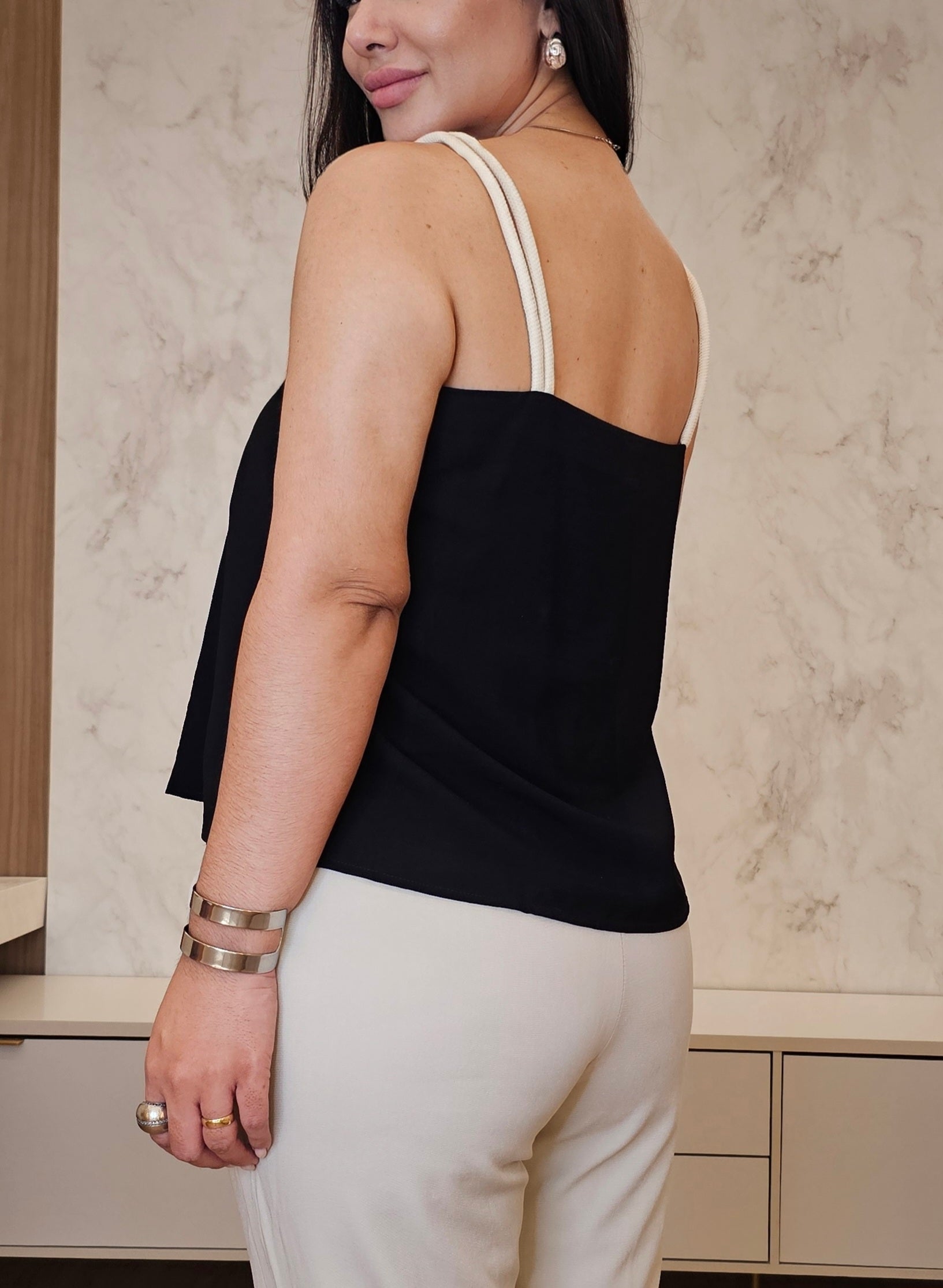Blusa feminina preta em linho com alças em corda trabalhada