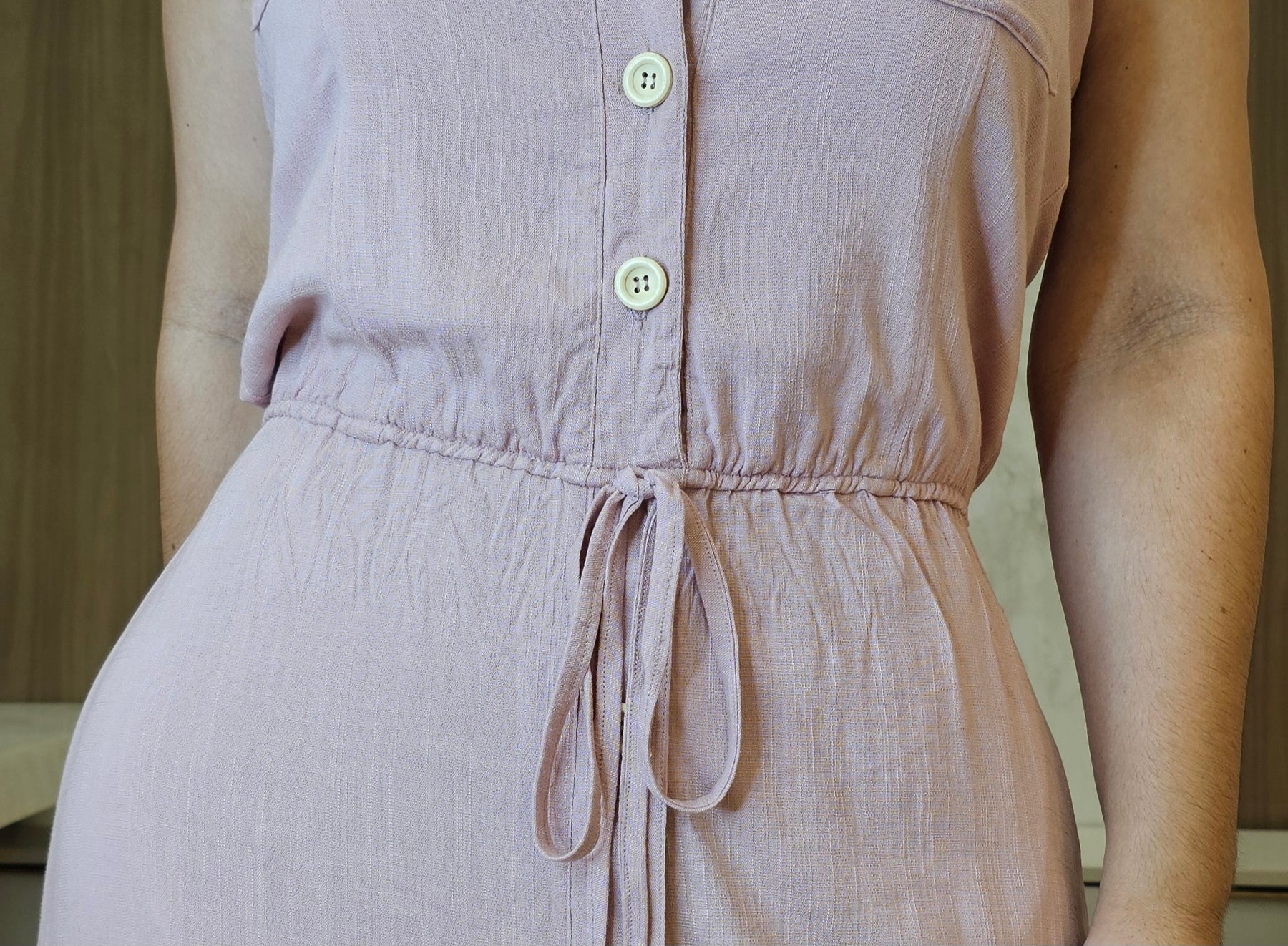 Vestido rosé longo com botões frontais e elástico na cintura