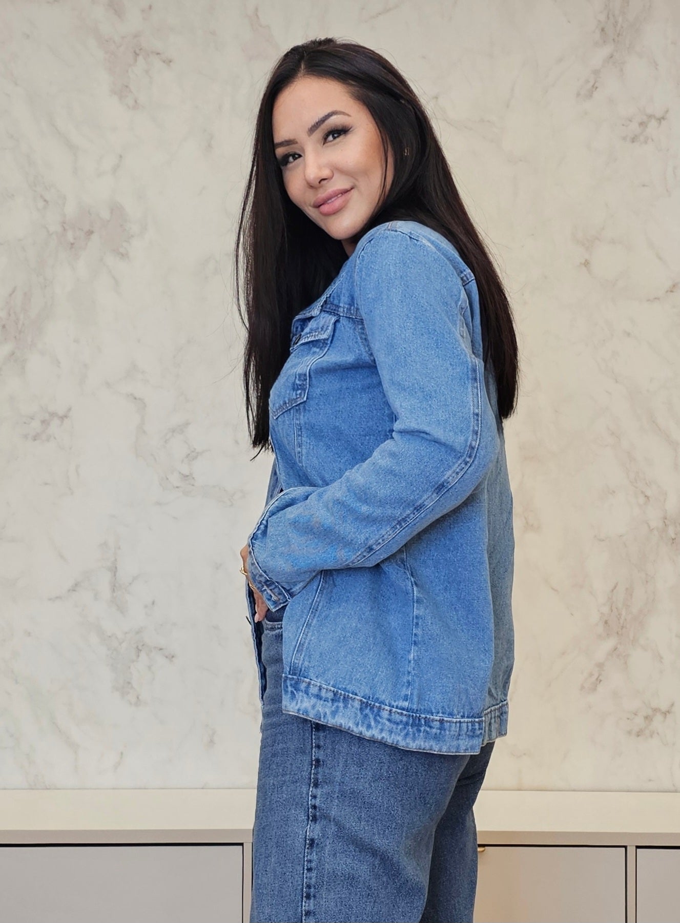 Calça jeans feminina wide leg de cintura alta e lavagem atemporal