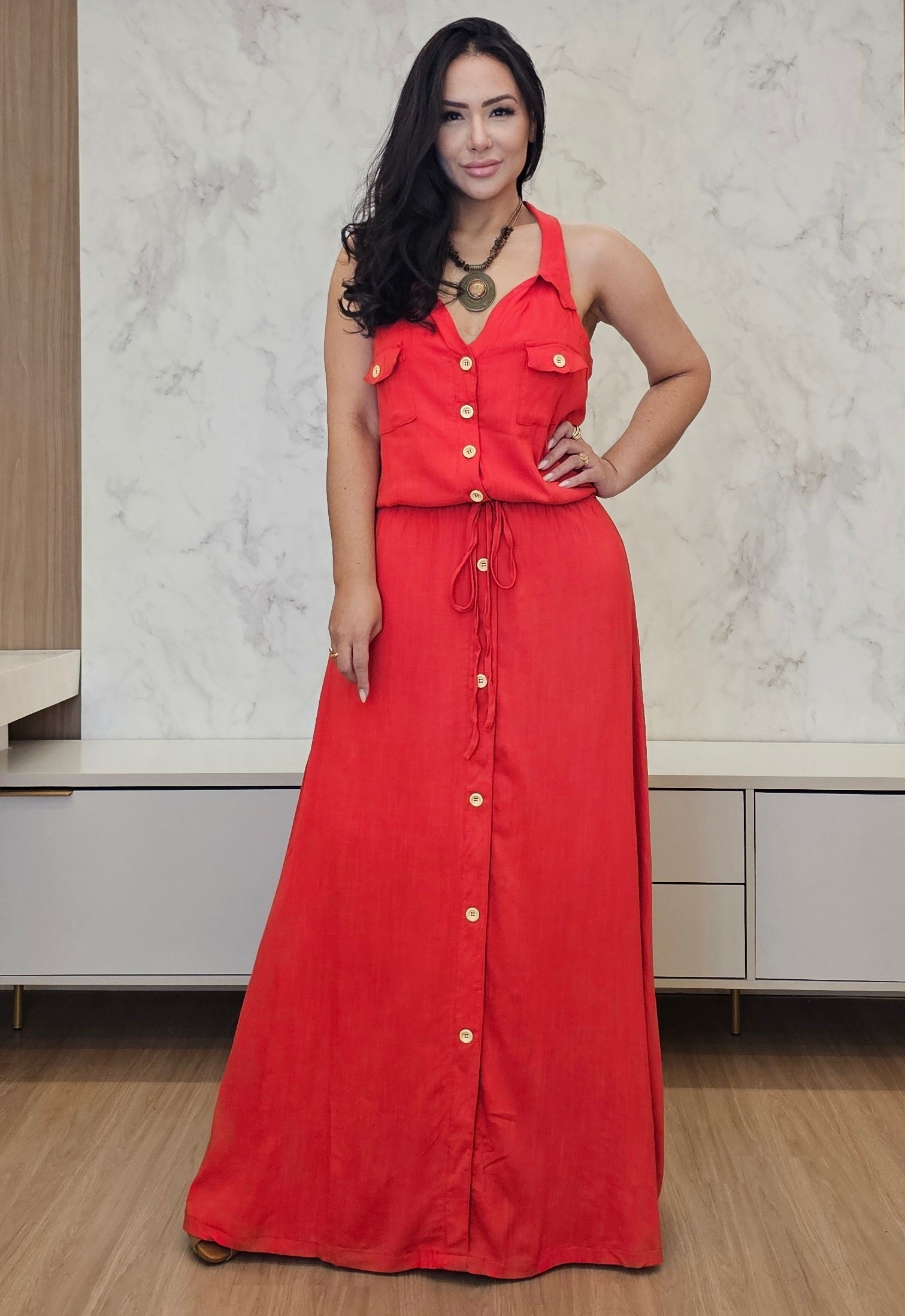 Vestido longo, Leve e fluido na cor telha com botões frontais e elástico na cintura