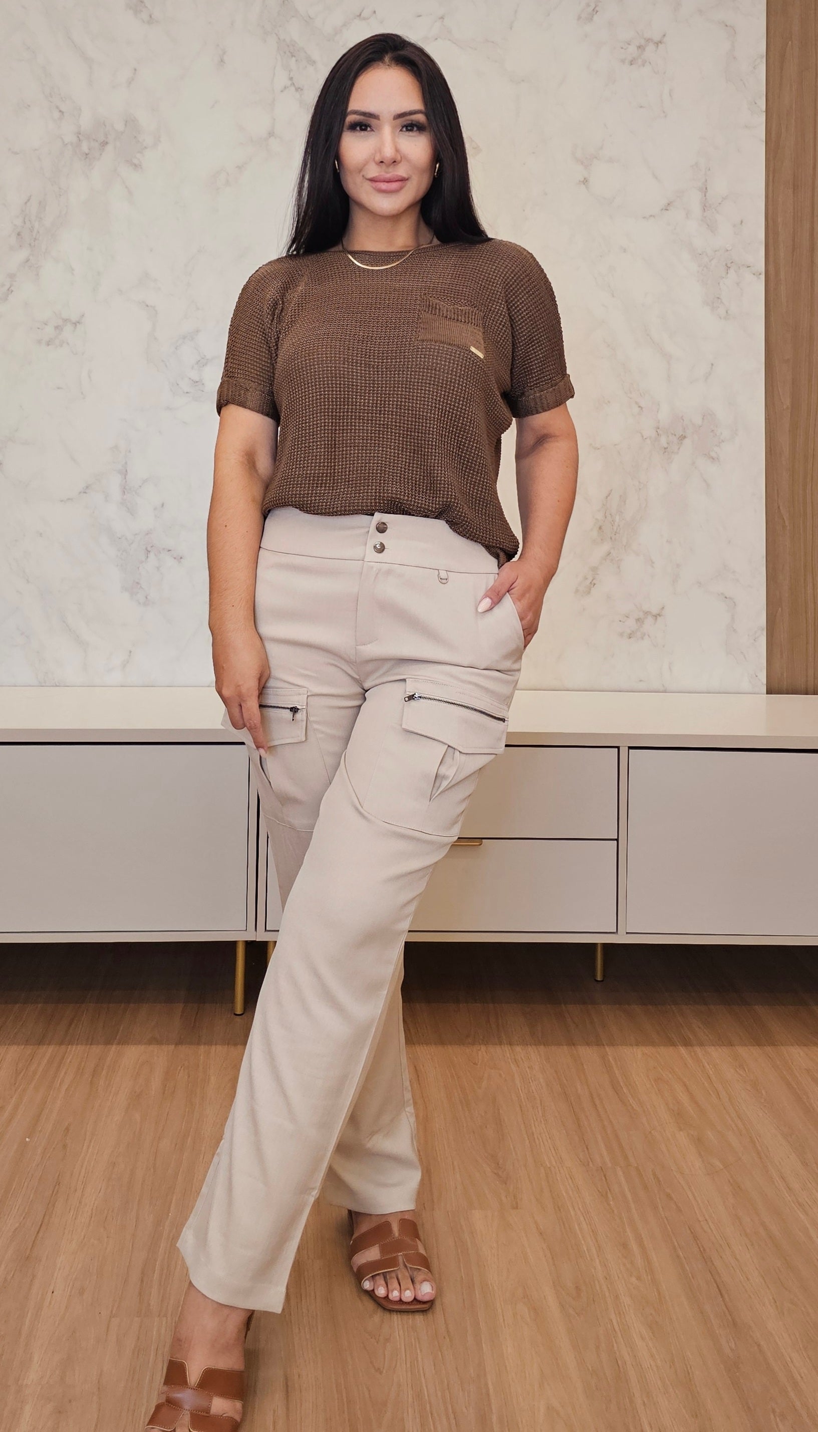 Calça Feminina Cargo em Alfaiataria com Bolsos e Zíper – Modelo Amanda