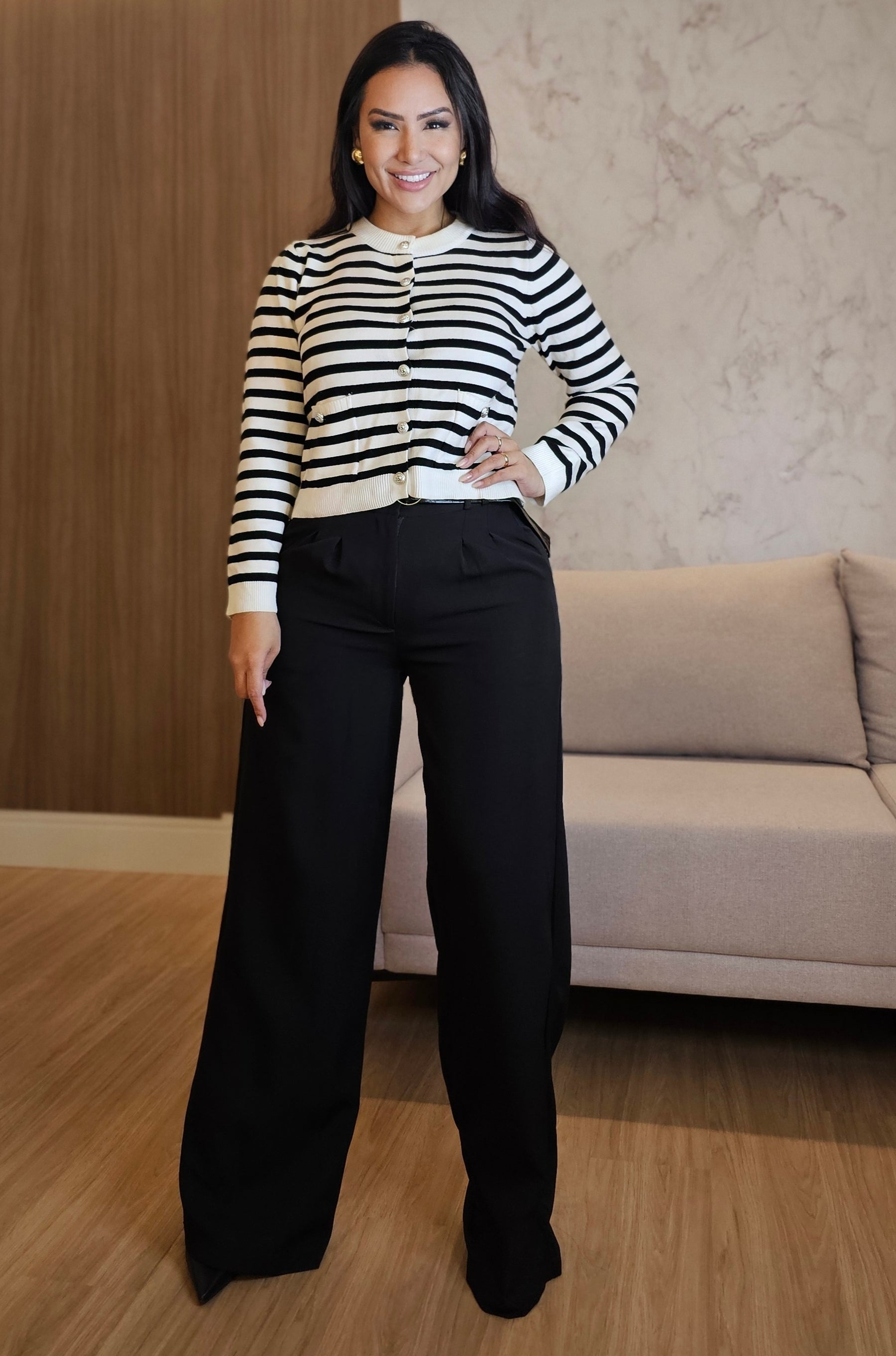 Calça Pantalona feminina preta em Alfaiataria com cintura alta, passantes e bolsos