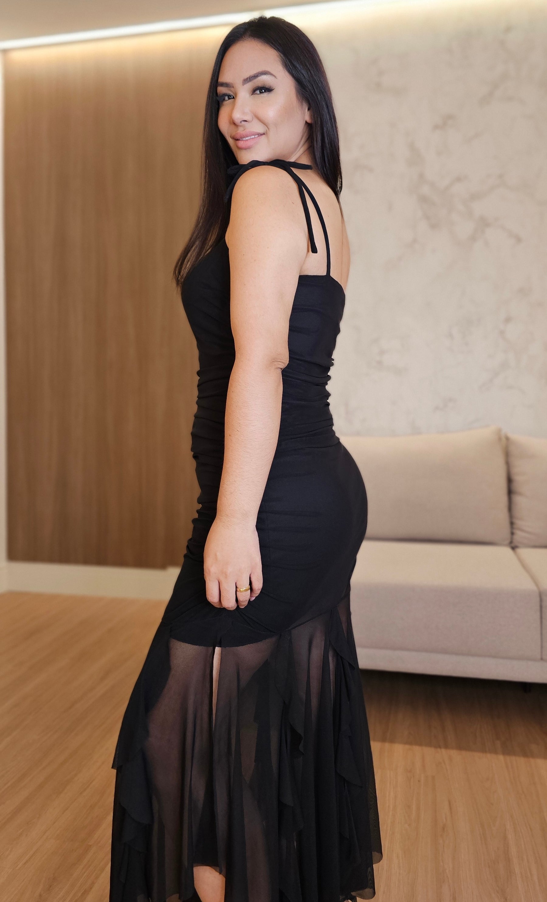 Vestido longo de modelagem sereia em tule preto com bojo