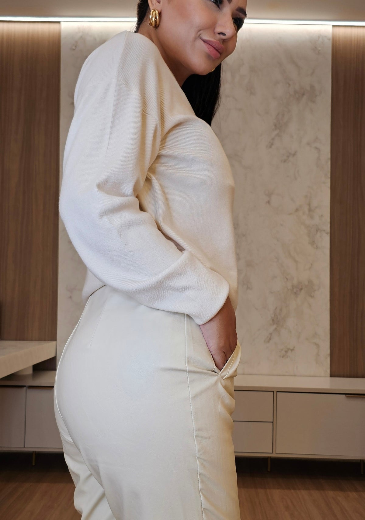Calça Feminina em PU de Alta Qualidade Off White - Cintura alta com Bolsos Laterais - inspiração Zara