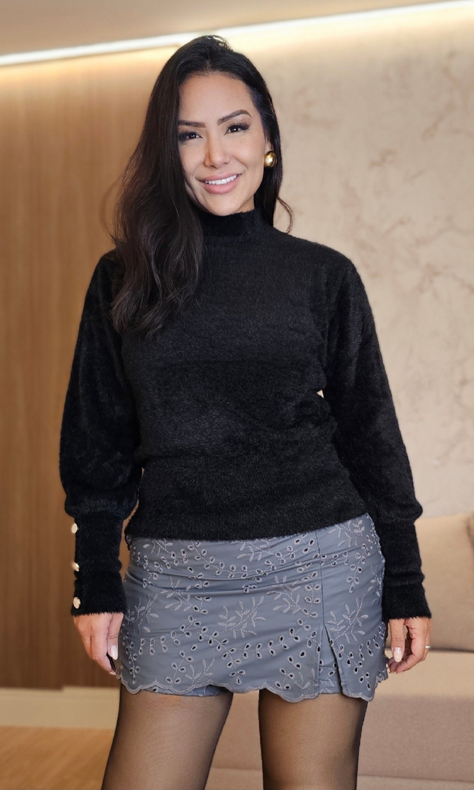 Short Saia Feminino em Couro Sintético Bordado – Elegância e Modernidade no Look