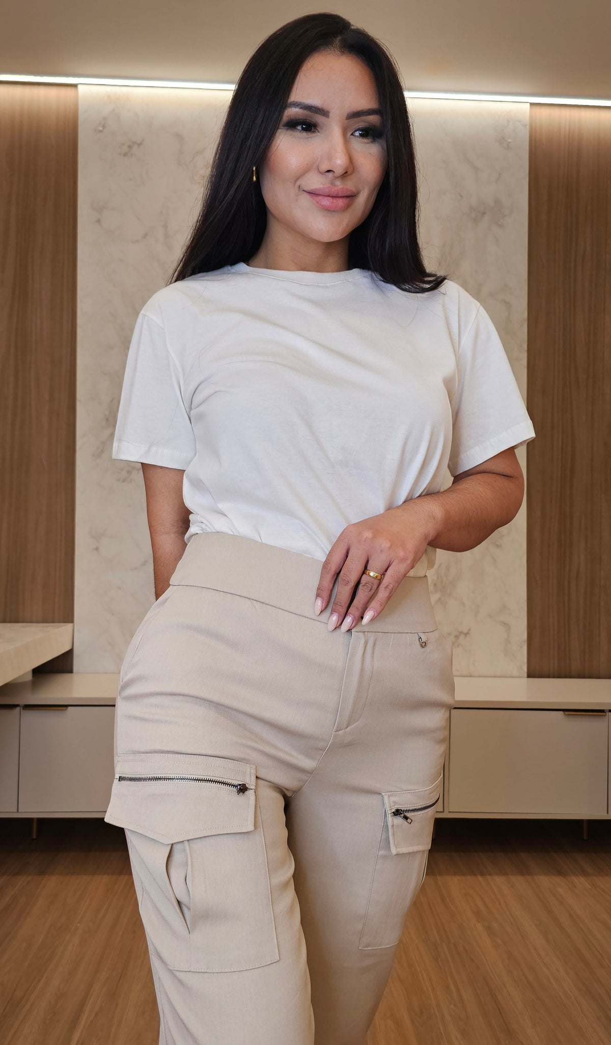 T-shirt Feminina Básica em Algodão Off White – Modelo Lorena