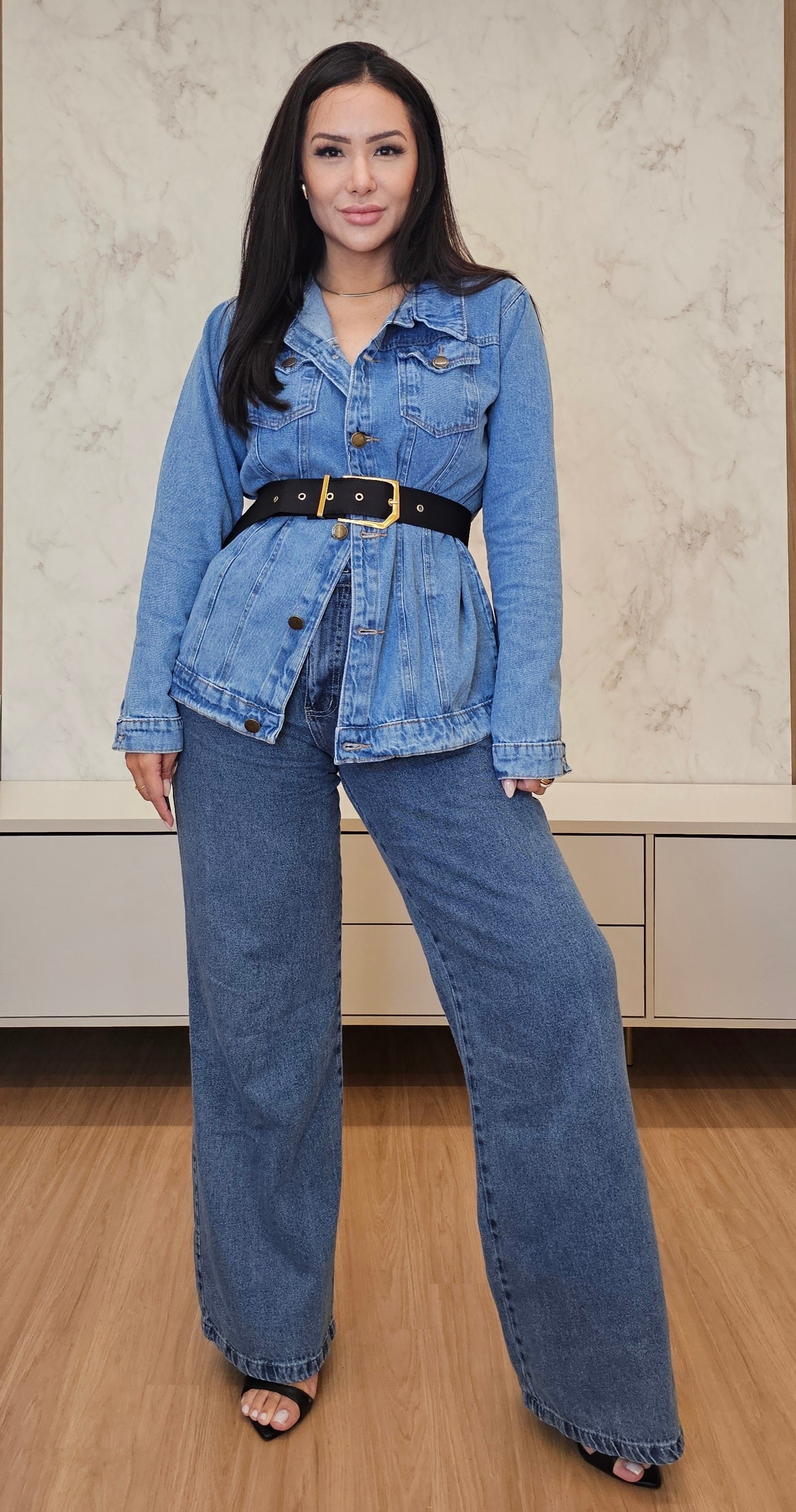 Calça jeans feminina wide leg de cintura alta e lavagem atemporal
