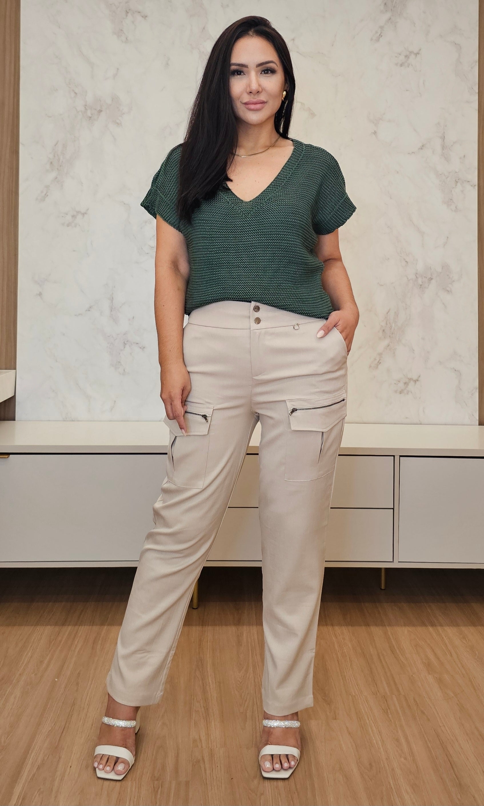 Calça Feminina Cargo em Alfaiataria com Bolsos e Zíper – Modelo Amanda
