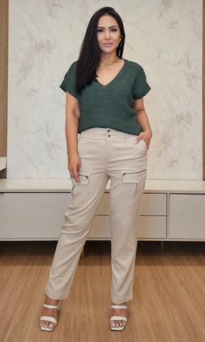 Calça Feminina Cargo em Alfaiataria com Bolsos e Zíper – Modelo Amanda