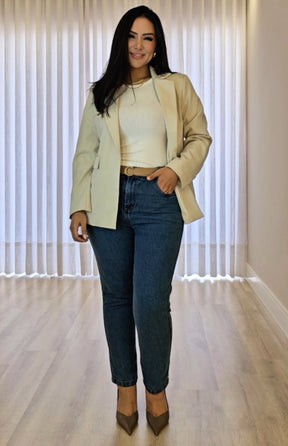 Blazer Feminino bege em Alfaiataria Luxo – Inteiramente Forrado com Ombreiras, bolsos e botão