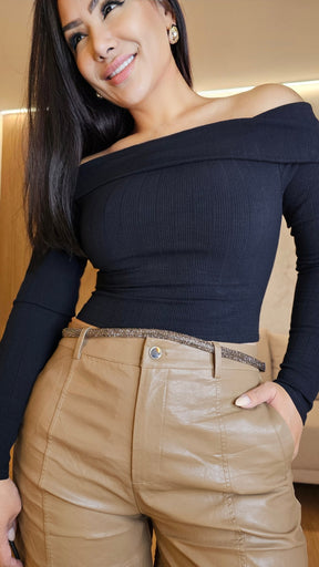Short feminino marrom amendoado em couro sintético com acabamento premium
