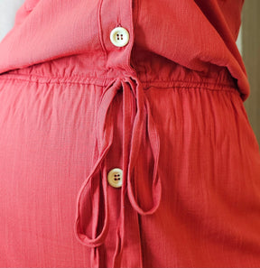 Vestido longo, Leve e fluido na cor telha com botões frontais e elástico na cintura