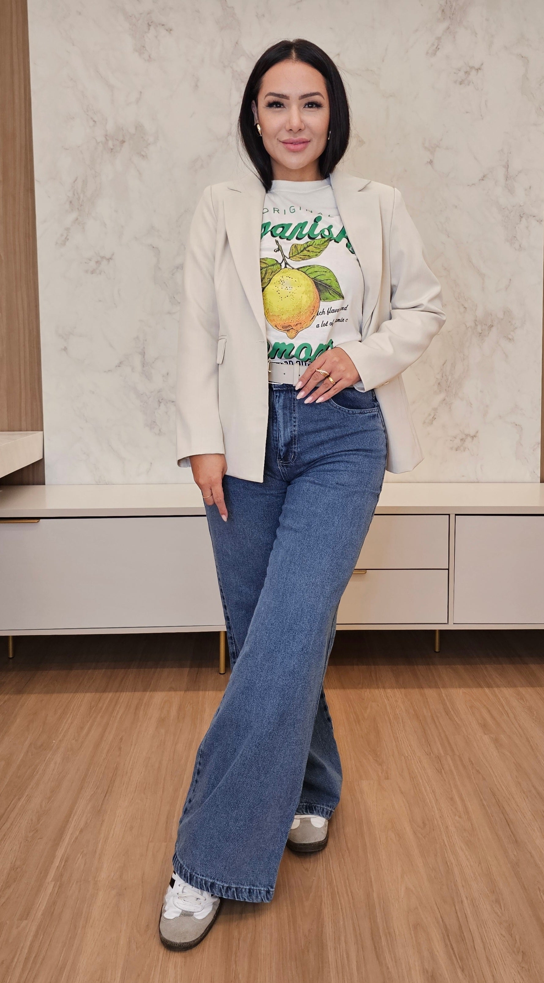 Blazer Feminino bege em Alfaiataria Luxo – Inteiramente Forrado com Ombreiras, bolsos e botão
