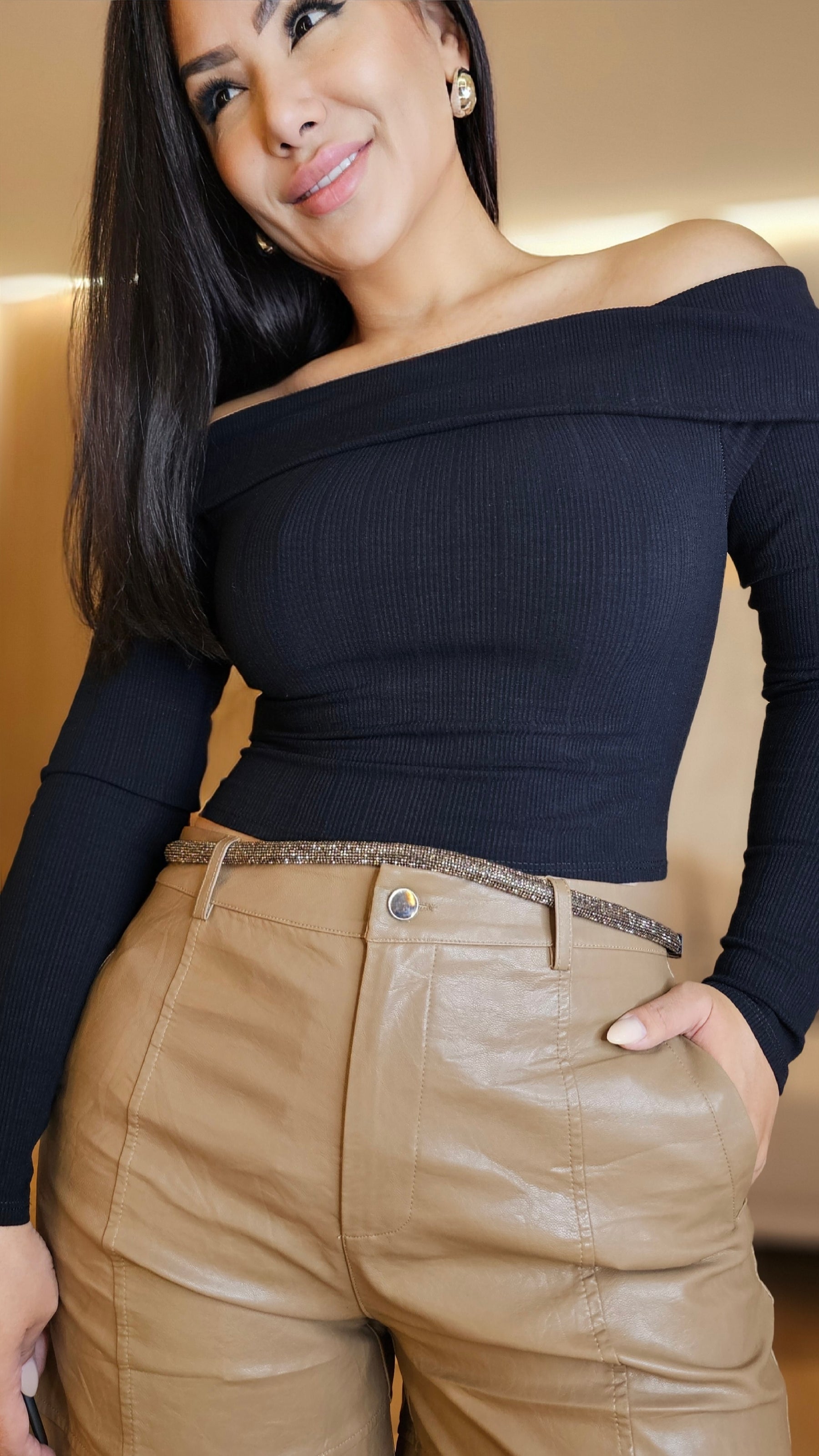 Short feminino marrom amendoado em couro sintético com acabamento premium