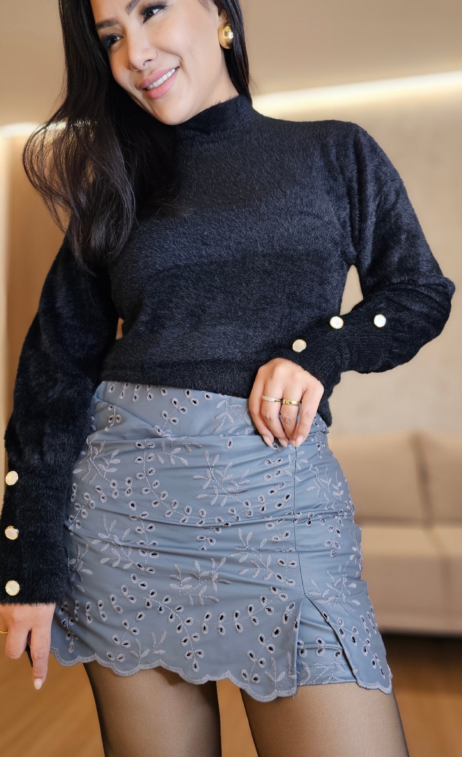 Short Saia Feminino em Couro Sintético Bordado – Elegância e Modernidade no Look